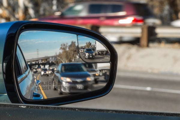 blindspot assistance in car mirror