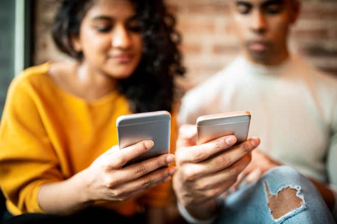 friends using iphones at coffee shop in miami to send cash